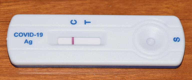 Negativ lautet das Ergebnis des Corona-Schnelltest für den achtjährigen Paul. Negativ lautet das Ergebnis des Corona-Schnelltest für den achtjährigen Paul.