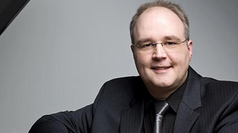 Norbert Lauter begleitet Sebastian Coors vorwitzig am Klavier.       -  Norbert Lauter begleitet Sebastian Coors vorwitzig am Klavier.