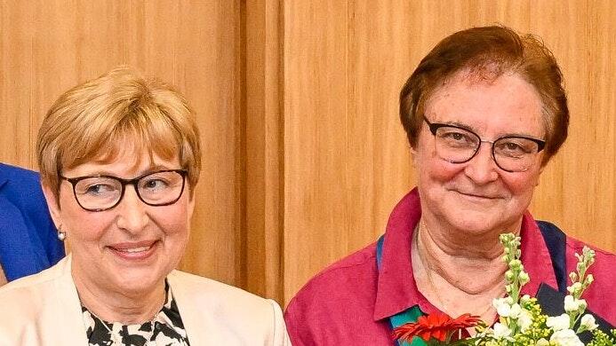 Die Preisträgerinnen Angelika Goy und Rosi Mahlein (von links) von der Nachbarschaftshilfe Dürrbachtal.