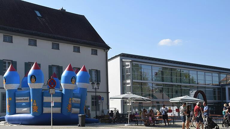 Auf dem Schlossplatz gab es Spaß auf der Hüpfburg.