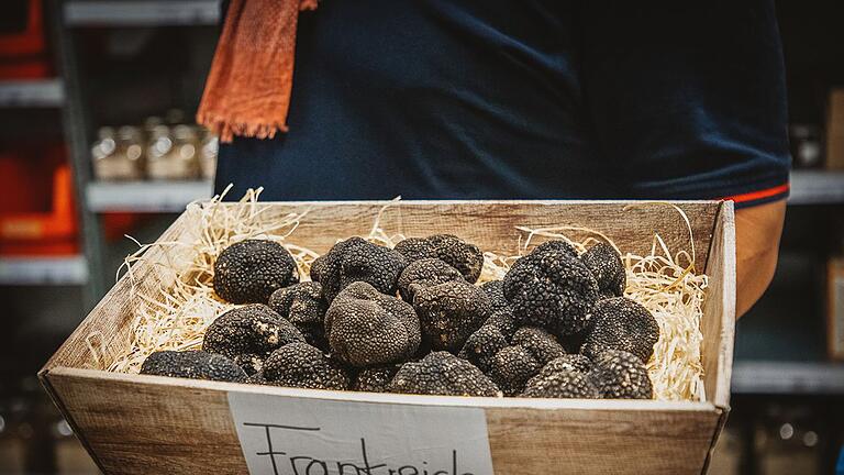 Schwarzer Trüffel - Schwarze Trüffel haben einen kräftigen Geschmack und können auch leicht erhitzt werden. Sie bringen waldig-erdige, pilzige, leicht pfeffrige Aromen in ein Gericht. Schwarzer Trüffel - Schwarze Trüffel haben einen kräftigen Geschmack und können auch leicht erhitzt werden. Sie bringen waldig-erdige, pilzige, leicht pfeffrige Aromen in ein Gericht.