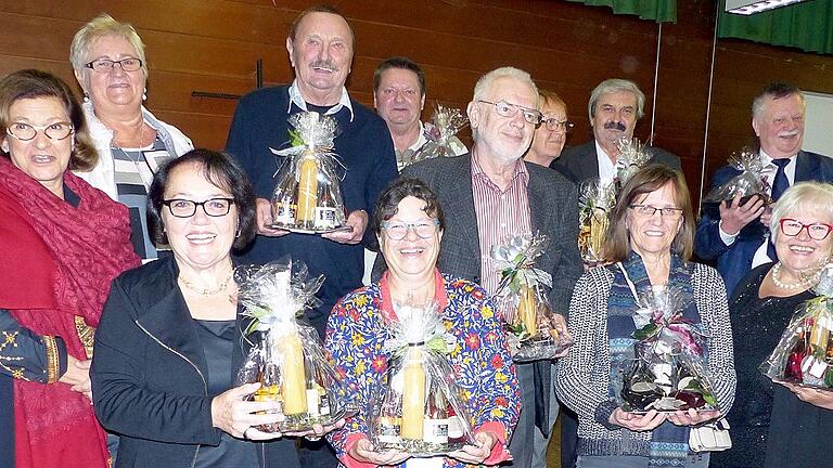 Sie hoben den Verein vor 20 Jahren aus der Taufe. Marianne Prowald, Rita Kirst und Bürgermeisterin Sorya Lippert ehrten die Gründungsmitglieder. Im Bild von links Rita Kirst, Christian Geiß, Winfried Zangl, Beatrix Niedoba, Knut Prowald und Günter Siebenbürger, vorne Helene Köppel, Rosi Wolters, Horst Schanz, Karin Zangl und Marianne Prowald.