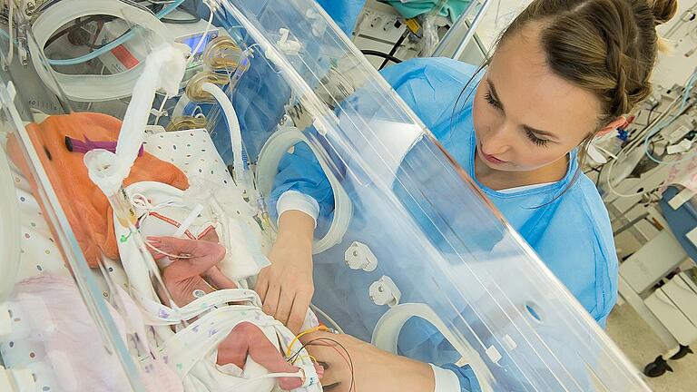 Nadine Stoike kümmert sich auf der Kinderintensivstation des Leopoldina Krankenhauses in Schweinfurt um ein frühgeborenes Mädchen.