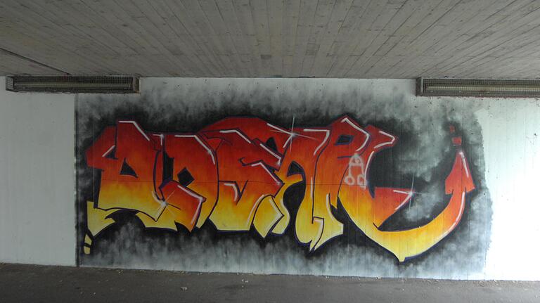 Am selben Tag gesprüht wie Ludes Horrorwittchen: das Graffito 'Respect' von Niko Burk in der Unterführung nach Wombach.