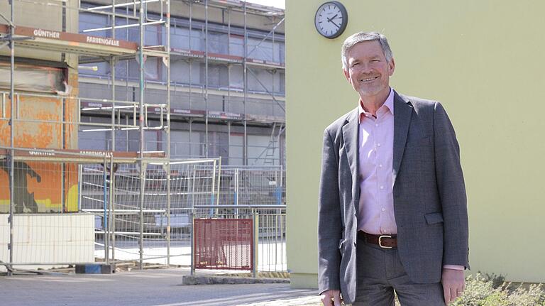 Peter Kornell steht im Pausenhof der Grund- und Mittelschule, die während seiner 18 Jahre im Amt nach und nach saniert wurde bzw. noch wird.