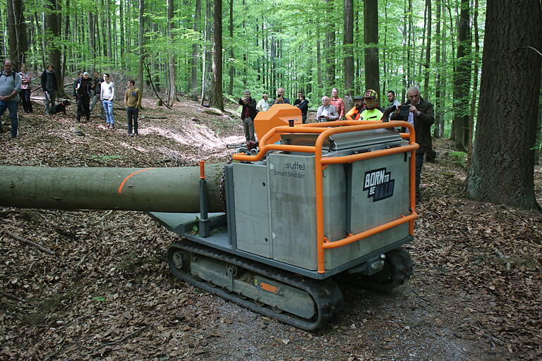 Eisernes Pferd: Diese neu entwickelte Kleinraupe soll beim Holzrücken den Waldboden schonen und Forstarbeitern die Arbeit beim Transport von Material erleichtern.