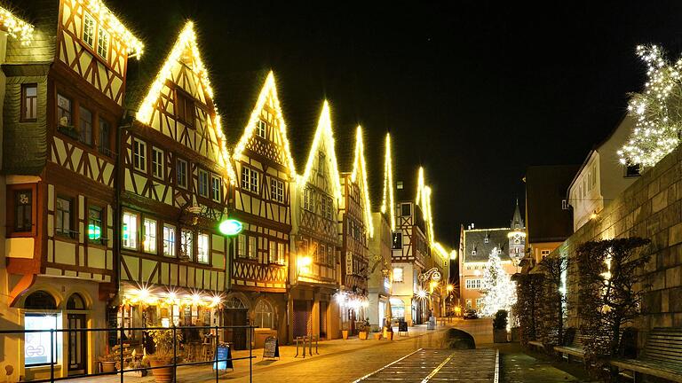 Das Foto stammt aus dem Jahr 2019 und zeigt die Weihnachtsbeleuchtung an den Fachwerkhäusern in Ochsenfurt. Sie wird es so in diesem Jahr nicht geben.