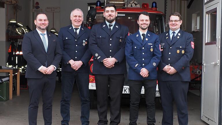 Das Foto zeigt 1. Bürgermeister Matthias Bielek, Vereinsvorsitzender Herbert Holzapfel, 2.Kommandant Daniel Schmitt, 1. Kommandant Daniel Ruß und Kreisbrandmeister Michael Sturm.