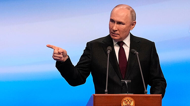 453164650.jpg       -  Wladimir Putin (hier vor wenigen Tagen bei einer Rede nach den Präsidentschaftswahlen) will der Ukraine die Schuld für den Anschlag am Freitag nahe Moskau geben.