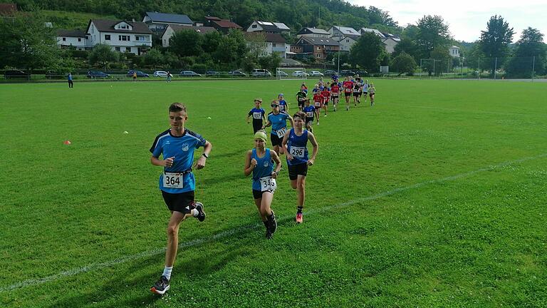 Wie an der Perlenschnur gezogen liefen die Schülerinnen und Schüler gleich nach dem Start über 2,5 Kilometer.