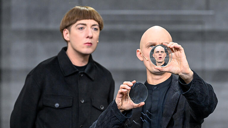 Das Mainfrankentheater Würzburg zeigt im Kleinen Haus 'Das Leben des Galilei' ein Schauspiel von Bertolt Brecht mit Musik von Hanns Eisler.