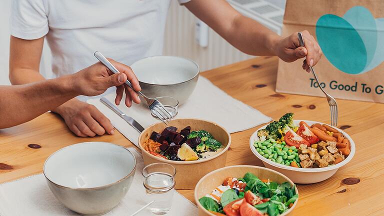 Viel zu schade für die Tonne - Gegen die Vergeudung von Lebensmitteln geht die App Too Good To Go vor. Man kann darüber auch übriggebliebenes Essen aus Restaurants abholen. Viel zu schade für die Tonne - Gegen die Vergeudung von Lebensmitteln geht die App Too Good To Go vor. Man kann darüber auch übriggebliebenes Essen aus Restaurants abholen.