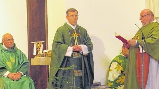 Der stellvertretende Dekan Martin Wissel liest die Ernennungsurkunde für Pfarrer Mariusz Falk vor. Der stellvertretende Dekan Martin Wissel liest die Ernennungsurkunde für Pfarrer Mariusz Falk vor.