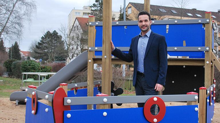 Sein &quot;Piratenspielplatz&quot; in der Frankenstraße ist für Manuel Kneuer auch als Erwachsener noch sein Lieblingsort in seiner Heimatgemeinde. Er schätzt die Symbolkraft, die vom zentralen Spielgerät, das einem Schiff nachempfunden ist, ausgeht.