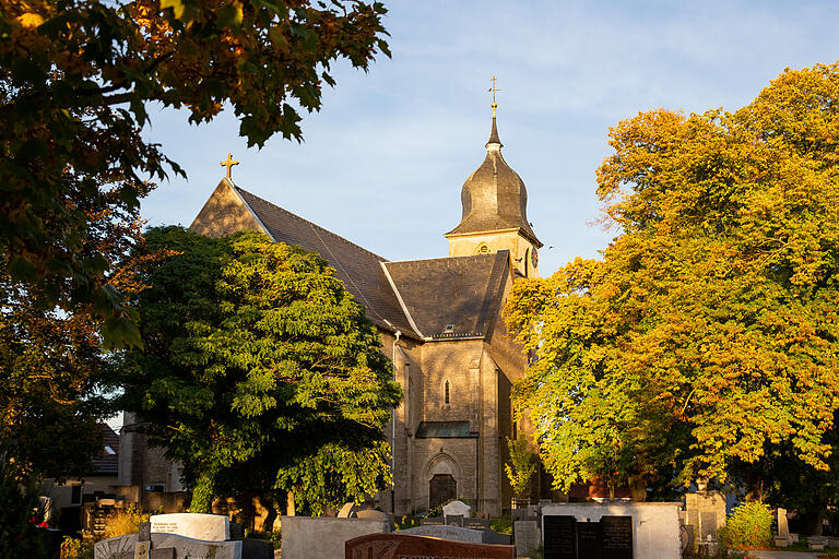 Ausgangs- und Endpunkt der Wanderung ist die Kirche St. Peter und Paul in Eßfeld. Ausgangs- und Endpunkt der Wanderung ist die Kirche St. Peter und Paul in Eßfeld.