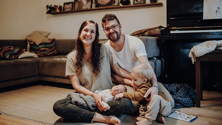 Die stolzen Eltern Isabella Reder und Tobias Dömling mit ihren Kindern Benno und Toni.