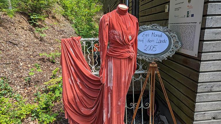 „Boulevard der Kostüme“: Ein Kleid aus dem Stück „Ein Monat auf dem Lande“ aus dem Jahr 2005 - „Boulevard der Kostüme“: Ein Kleid aus dem Stück „Ein Monat auf dem Lande“ aus dem Jahr 2005 „Boulevard der Kostüme“: Ein Kleid aus dem Stück „Ein Monat auf dem Lande“ aus dem Jahr 2005 - „Boulevard der Kostüme“: Ein Kleid aus dem Stück „Ein Monat auf dem Lande“ aus dem Jahr 2005
