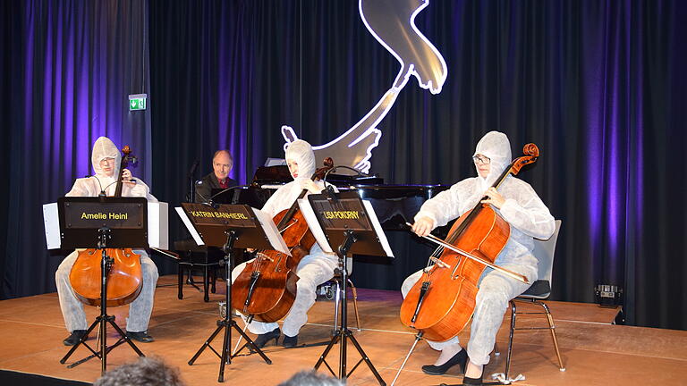 Als Geisterjäger lehrten die drei Musikerinnen des Solina-Cello Ensembles mit ihrer Interpretation des Filmhits 'Ghostbuster' in weißen Ganzkörper-Overalls den Schreckgespenstern das Fürchten. Von links Amelie Heinl, Katrin Banhierl, Lisa Pokorny und Pianist Michael Gundlach am Flügel.