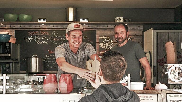 Fleischiges und Vegetarisches in die Hand gibt es beim Foodtruck-Festival im Luitpoldbad. Miguel Ortega       -  Fleischiges und Vegetarisches in die Hand gibt es beim Foodtruck-Festival im Luitpoldbad. Miguel Ortega