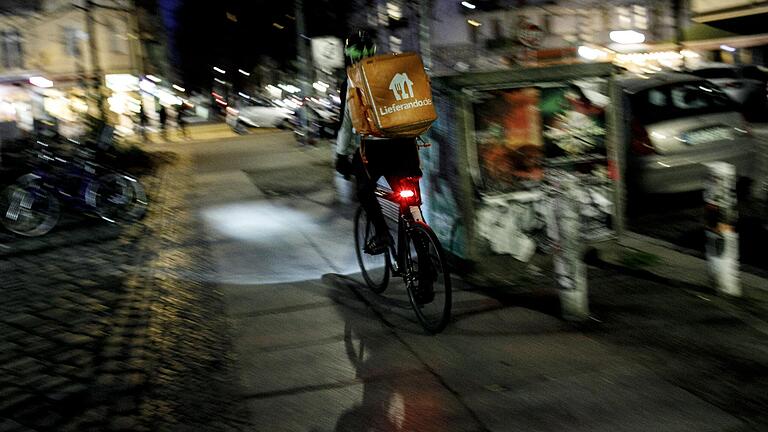 Ein Fahrradfahrer des Lieferdienstes Liferando. Im Kampf gegen das Coronavirus müssen viele Geschäfte schließen. Supermärkte, Apotheken, Banken und Tankstellen bleiben geöffnet. Was noch?