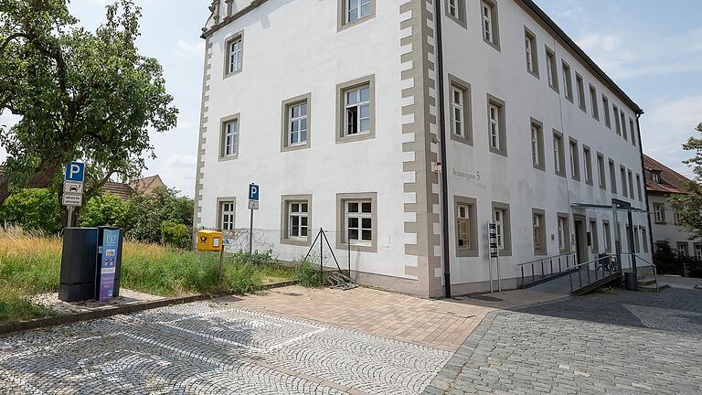 Auf dem Parkplatz der Verwaltungsgemeinschaft in Gerolzhofen gibt es eine Ladesäule für Elektrofahrzeuge. Der Antrag der Stadt für die Förderung weiterer Ladepunkte in der Stadt ist jetzt gescheitert. Auf dem Parkplatz der Verwaltungsgemeinschaft in Gerolzhofen gibt es eine Ladesäule für Elektrofahrzeuge. Der Antrag der Stadt für die Förderung weiterer Ladepunkte in der Stadt ist jetzt gescheitert.