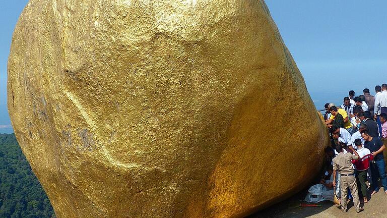 Wie auf der Kippe steht dieser heilige goldene Felsen. Nur ein einziges Haar Buddhas, glauben die Pilger, hält ihn im Gleichgewicht.