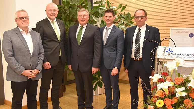 Tragen gemeinsam die Verantwortung für das Caritas-Krankenhaus Bad Mergentheim (v.l.): Kaufmännischer Direktor Michael Schuler, BBT-Regionalleiter Thomas Wigant, Ärztlicher Direktor Dr. Ulrich Schlembach, Hausoberer Dr. Oliver Schmidt und Pflegedirektor Frank Feinauer.