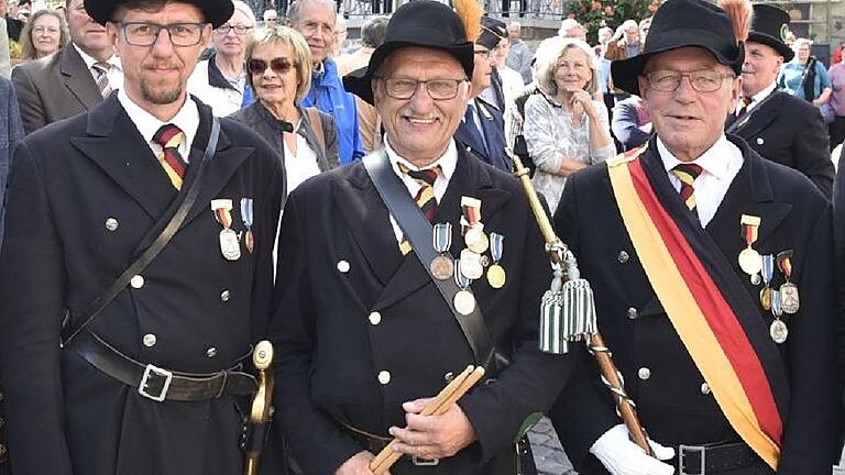 Für ununterbrochene Teilnahme geehrt: Fourier Markus Daub (25 Mal, links), Tambour Helmut Daub und Tampourmajor Erich Barfuß (weiter von links, beide 50 Mal).