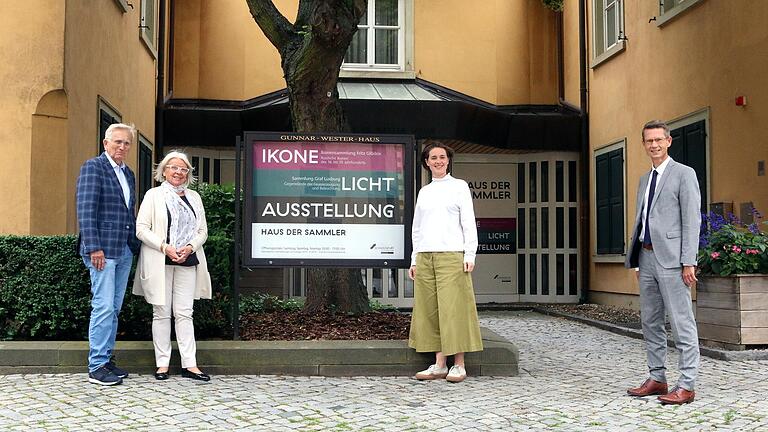 Wiedereröffnung durch den Stiftungsbeirat der Fritz Glöckle Kulturstiftung (von links): Peter und Gisela Schmitt, Katharina Christ (Leiterin Kulturforum) und&nbsp; Oberbürgermeister Sebastian Remelé.