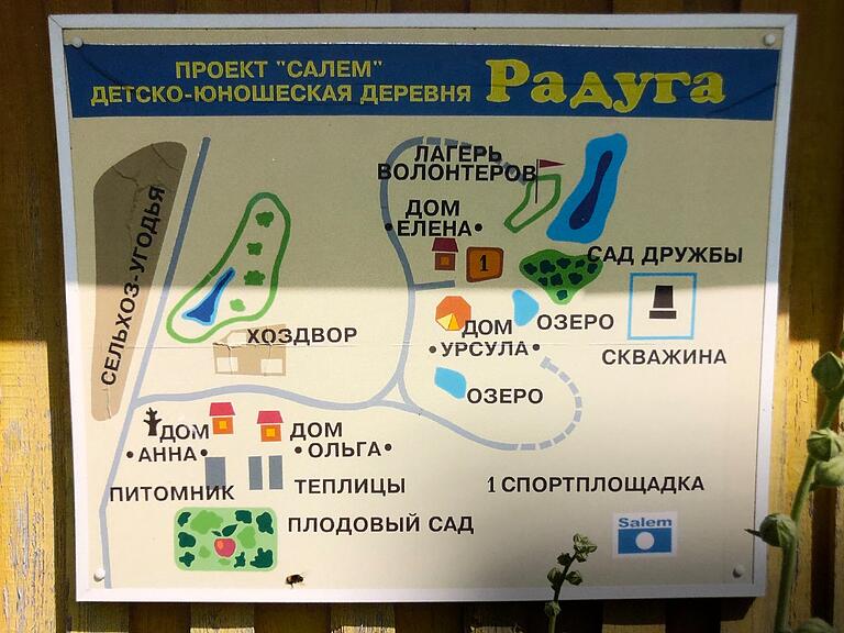 'Projekt Salem Raduga - Kinder- und Jugenddorf' steht in kyrillischer Schrift über dem Lageplan des 'Regenbogen-Dorfes' nahe dem russischen Kaliningrad.