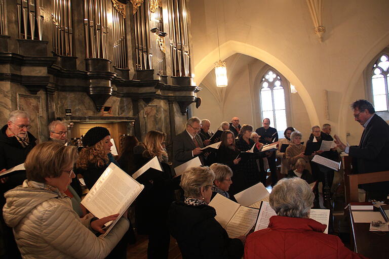 Der Projektchor der Pfarreiengemeinschaft unter Leitung von Karl-Heinz Sauer (rechts) gestaltete das Weihnachtshochamt in der Stadtpfarrkirche am ersten Feiertag. Der Projektchor der Pfarreiengemeinschaft unter Leitung von Karl-Heinz Sauer (rechts) gestaltete das Weihnachtshochamt in der Stadtpfarrkirche am ersten Feiertag.