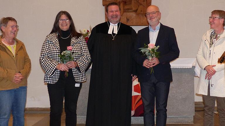 Blumen zur Stellenbesetzung: Pfarrerin Tina Mertten, Pfarrerin Beate Hofmann-Landgraf, mit einer neuen halben Stelle für die Altenheimseelsorge zuständig, Dekan Uwe Rasp, Stefan Wurth, für Erwachsenenbildung und Öffentlichkeitsarbeit zuständig, und Diakonin Cornelia Dennerlein. Blumen zur Stellenbesetzung: Pfarrerin Tina Mertten, Pfarrerin Beate Hofmann-Landgraf, mit einer neuen halben Stelle für die Altenheimseelsorge zuständig, Dekan Uwe Rasp, Stefan Wurth, für Erwachsenenbildung und Öffentlichkeitsarbeit zuständig, und Diakonin Cornelia Dennerlein.