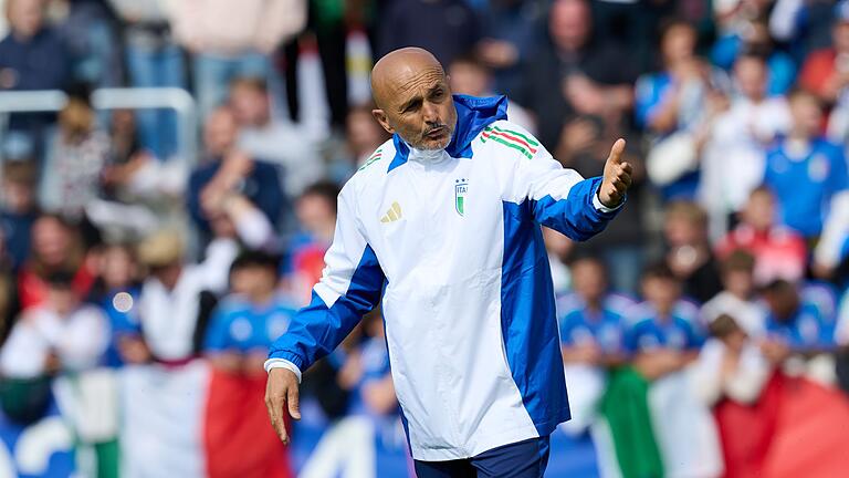 Luciano Spalletti       -  Italiens Trainer Luciano Spalletti öffnete das Training für die Fans.