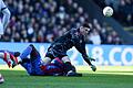 Crystal Palace - FC Millwall       -  Millwall-Torhüter Liam Roberts (r) wird nach seinem Foul an Jean-Philippe Mateta im Netz übel beleidigt.