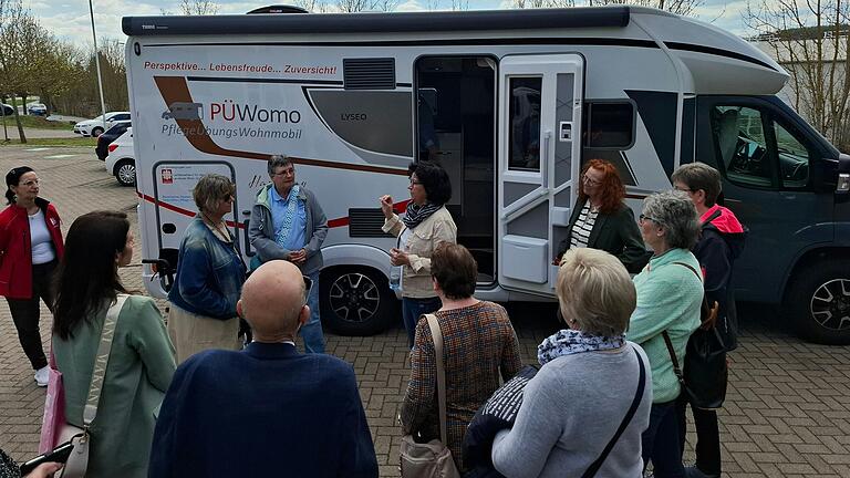 Uli Feder stellt den VdK-Frauen das einzigartige Pflege-Übungs-Wohnmobil vor.