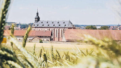 Inmitten fruchtbarer Felder: Das Gut Mariaburghausen umgibt die ehemalige Klosterkirche, auf der anderen Mainseite liegt Haßfurt. Inmitten fruchtbarer Felder: Das Gut Mariaburghausen umgibt die ehemalige Klosterkirche, auf der anderen Mainseite liegt Haßfurt.