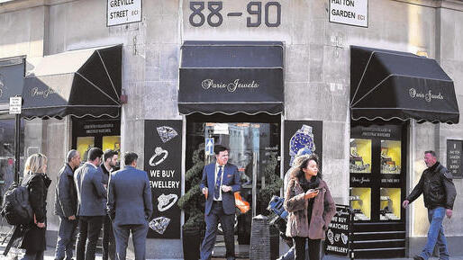 Der Tatort: Spurensuche am Eingang des Unternehmens &bdquo;Safe Deposit Company&ldquo; in London.