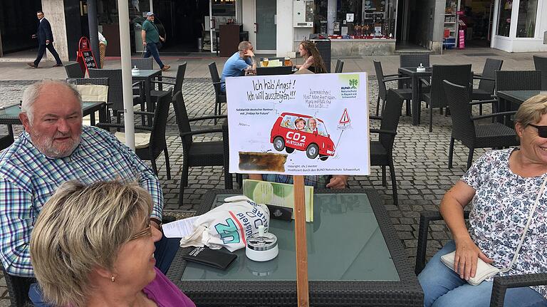 Eine Gruppe Rentner freut sich über das Engagement der Jugend pro Klimaschutz und ist bei fast jeder Demonstration.