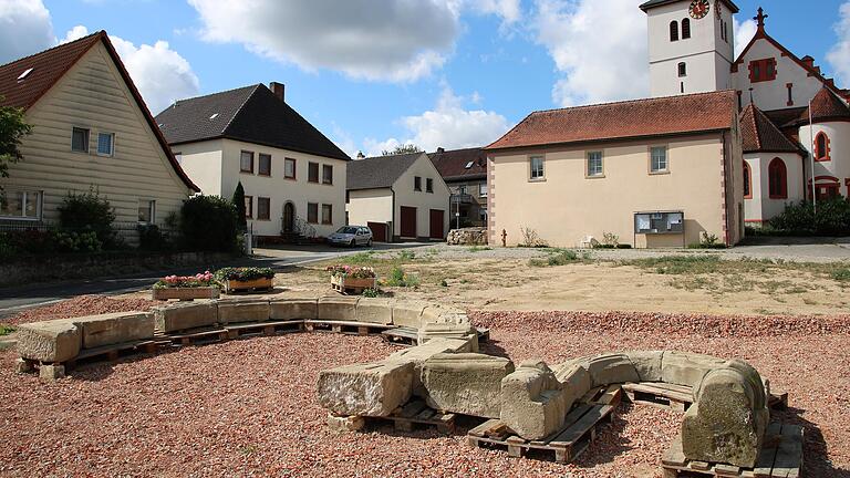 An dieser Stelle auf dem künftigen Dorfplatz in Eichfeld soll der historische Torbogen aus dem Jahr 1612 aufgestellt werden. Bis vor kurzem stand auf dem Platz ein altes Wohn- und Geschäftshaus. Das Anwesen hat die Stadt gekauft. An dieser Stelle auf dem künftigen Dorfplatz in Eichfeld soll der historische Torbogen aus dem Jahr 1612 aufgestellt werden. Bis vor kurzem stand auf dem Platz ein altes Wohn- und Geschäftshaus. Das Anwesen hat die Stadt gekauft.