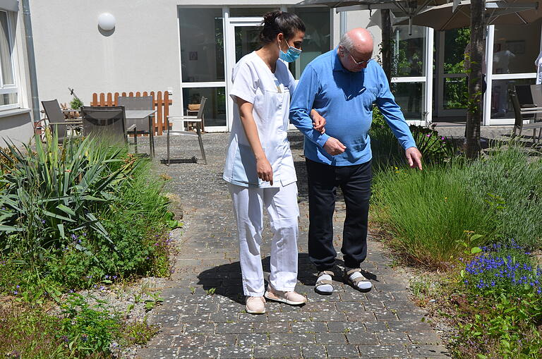 Den Bonus von 1000 Euro bekommen nur die Beschäftigten in der Altenpflege ausgezahlt. Das Bild zeigt eine Pflegerin mit einem Bewohner des Seniorenzentrums am Hubland in Würzburg. Den Bonus von 1000 Euro bekommen nur die Beschäftigten in der Altenpflege ausgezahlt. Das Bild zeigt eine Pflegerin mit einem Bewohner des Seniorenzentrums am Hubland in Würzburg.