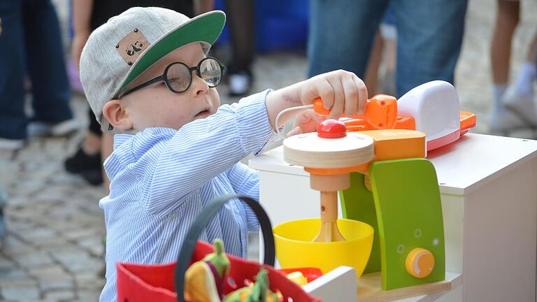 'Na, das wär doch was für mich!', mag dieser Steppke gedacht haben, als er beim Kinder-Flohmarkt am Sonntag dieses bunte Spielzeug-Telefon erspäht. 'Na, das wär doch was für mich!', mag dieser Steppke gedacht haben, als er beim Kinder-Flohmarkt am Sonntag dieses bunte Spielzeug-Telefon erspäht.