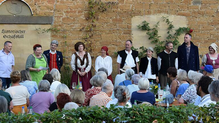 Horst Schäfer, 1. Vorsitzende des Ortsgesch. Arbeitskreises Britta Ritter, Martin Fischer, Elli Völker, Monika Stowasser, Charly Weikert, Regisseurin Jutta Keller, Wolfgang Peter, Stefan Kleinhenz, Marlene Ludwig