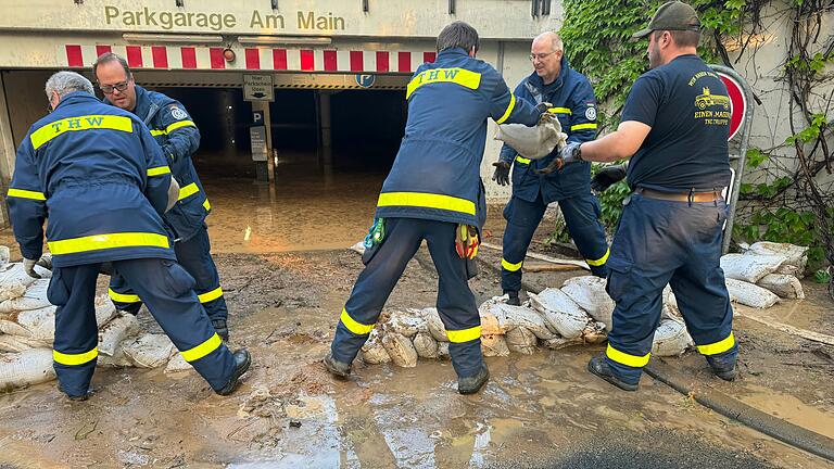 Nicht nur die Kitzinger hielten zusammen und packten gemeinsam an: THW-Einsatzkräfte aus Lohr halfen beim Hochwasser. Nicht nur die Kitzinger hielten zusammen und packten gemeinsam an: THW-Einsatzkräfte aus Lohr halfen beim Hochwasser.