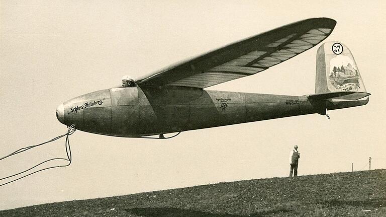 Das berühmte Segelflugzeug 'Schloss Mainberg', das der Schweinfurter Flugpionier Edgar Dittmar von Willy Sachs nach der Aufstellung eines Segelflugweltrekords bekam, auf der Wasserkuppe.