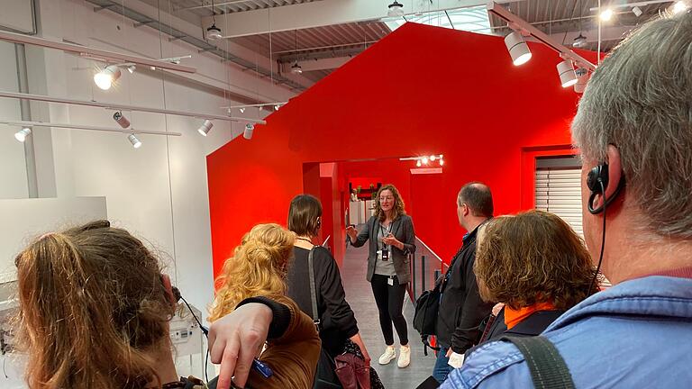 Franziska Weick, Spezialistin für digitales Lernen bei Warema, führte bei der Eröffnung des neuen Schulungszentrums 'Sun Academy' in Bettingen durch die physisch erlebbare Trainingswelt.