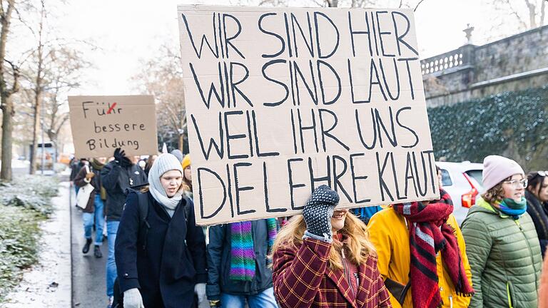 Studentischer Protest, wie hier bei einer Demo gegen Stellenabbau und Kürzungen an der Uni Würzburg im Dezember, ist wichtig. Boykott sollte dennoch das letzte Mittel sein, findet unsere Autorin. Studentischer Protest, wie hier bei einer Demo gegen Stellenabbau und Kürzungen an der Uni Würzburg im Dezember, ist wichtig. Boykott sollte dennoch das letzte Mittel sein, findet unsere Autorin.
