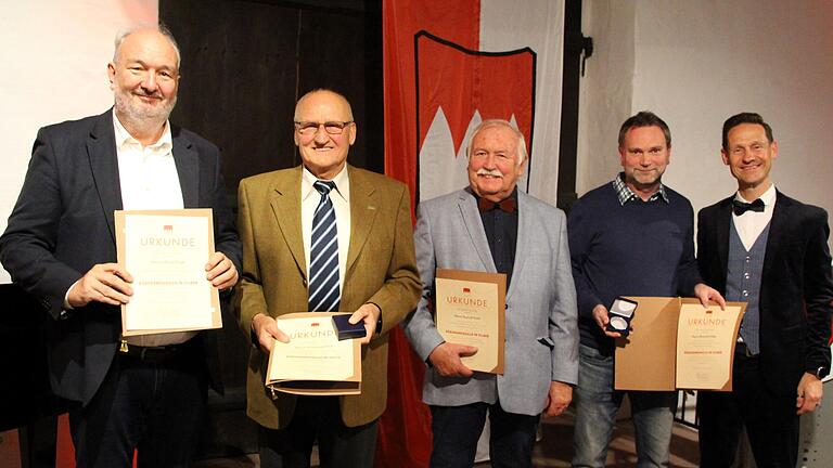 Beim Festakt am Freitag im Alten Rathaus verlieh Bürgermeister Thorsten Wozniak (rechts) Bürgermedaillen in Gold und Silber an (von links) Klaus Vogt, Winfried Ernst, Rudolf Kühl und Roland Feller. Beim Festakt am Freitag im Alten Rathaus verlieh Bürgermeister Thorsten Wozniak (rechts) Bürgermedaillen in Gold und Silber an (von links) Klaus Vogt, Winfried Ernst, Rudolf Kühl und Roland Feller.