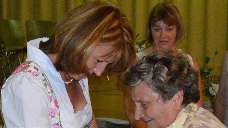 Lydia Streng ist seit 60 Jahren Ortsbäuerin in Eichelberg. Sie bekam viel Applaus bei ihrer Ehrung. Unser Bild zeigt (von links) Kreisbäuerin Cäcilie Werner und Lydia Streng. Lydia Streng ist seit 60 Jahren Ortsbäuerin in Eichelberg. Sie bekam viel Applaus bei ihrer Ehrung. Unser Bild zeigt (von links) Kreisbäuerin Cäcilie Werner und Lydia Streng.