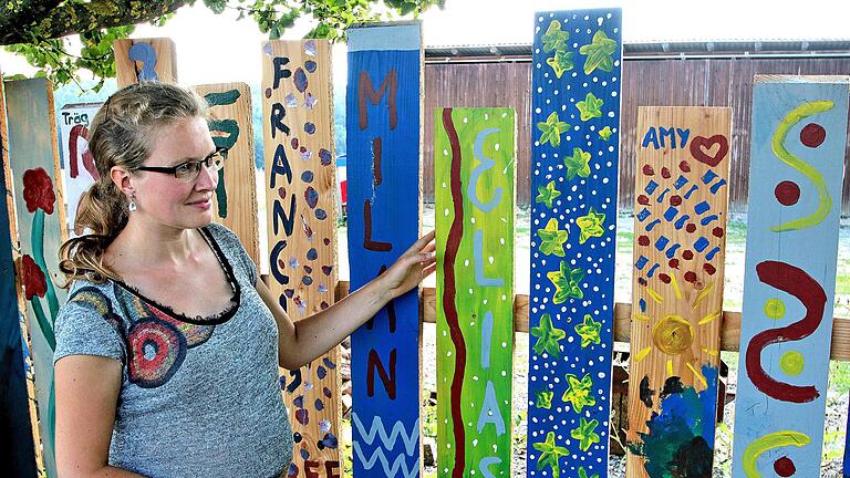 Zu Kunstwerken sind die Zaun-Bretter am Spielplatz auf den Johannisberg  geworden. Unter dem Motto 'generationenübergreifende Spielplatzgestaltung'  haben viele Bürgerinnen und Bürger, auch zahlreiche Kinder, mitgeholfen.  Links die Quartiermanagerin Nathalie Langer, die die Aktion angestoßen hat. Foto: Dieter Britz       -  Zu Kunstwerken sind die Zaun-Bretter am Spielplatz auf den Johannisberg  geworden. Unter dem Motto 'generationenübergreifende Spielplatzgestaltung'  haben viele Bürgerinnen und Bürger, auch zahlreiche Kinder, mitgeholfen.  Links die Quartiermanagerin Nathalie Langer, die die Aktion angestoßen hat. Foto: Dieter Britz