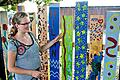 Zu Kunstwerken sind die Zaun-Bretter am Spielplatz auf den Johannisberg  geworden. Unter dem Motto 'generationenübergreifende Spielplatzgestaltung'  haben viele Bürgerinnen und Bürger, auch zahlreiche Kinder, mitgeholfen.  Links die Quartiermanagerin Nathalie Langer, die die Aktion angestoßen hat. Foto: Dieter Britz       -  Zu Kunstwerken sind die Zaun-Bretter am Spielplatz auf den Johannisberg  geworden. Unter dem Motto 'generationenübergreifende Spielplatzgestaltung'  haben viele Bürgerinnen und Bürger, auch zahlreiche Kinder, mitgeholfen.  Links die Quartiermanagerin Nathalie Langer, die die Aktion angestoßen hat. Foto: Dieter Britz